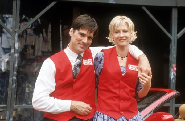 Bild 1 von 1: Greg trifft auf einer Hochzeitsfeier seine Jugendliebe Ynez wieder. Eine kleine Prahlerei wird ihm dort fast zum Verhängnis: Ynez' Ehemann bekommt nämlich mit, dass Greg seinem Freund von leidenschaftlichen Sex-Erlebnissen mit Ynez berichtet hat. Er reagiert ausgesprochen eifersüchtig - nicht zuletzt, weil Ynez ihm vor der Hochzeit erzählt hat, dass sie noch Jungfrau sei...