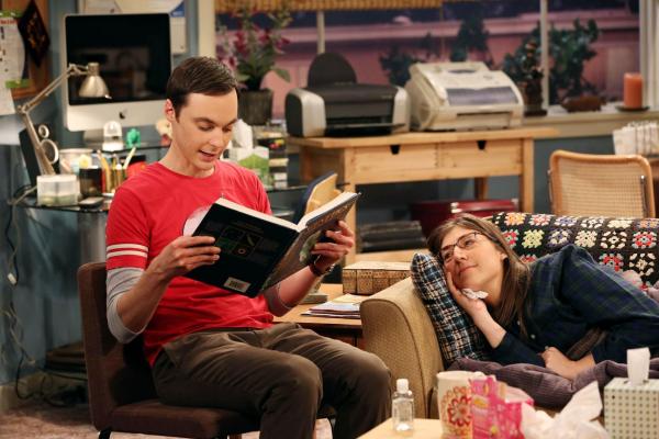 Bild 1 von 13: Als Sheldon (Jim Parsons, l.) Amy (Mayim Bialik, r.) aufsucht, findet er sie mit einer schweren Erkältung vor und da sie auf die Beziehungsrahmenvereinbarung pocht, bleibt ihm nichts anderes übrig, als sich um seine kranke Freundin zu kümmern ...