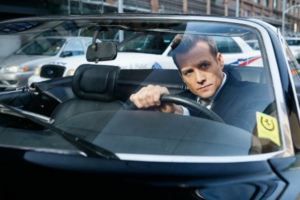 Bild 1 von 3: Harvey (Gabriel Macht) übernimmt die Rolle des geschäftsführenden Partners der Kanzlei und muss sich nun als Chef beweisen. Ein neues Kapitel in seinem Leben beginnt.