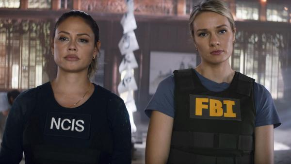 Bild 1 von 11: Jane Tennant (Vanessa Lachey, l.); Kate Whistler (Tori Anderson, r.)