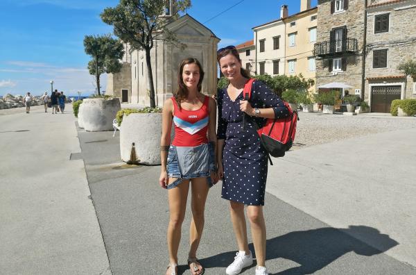 Bild 1 von 1: Die Künstlerin Nika Domnik zeigt Moderatorin Anne Willmes (rechts) ihre malerische Heimatstadt Piran an der Küste von Slowenien, der man ihre venezianische Vergangenheit ansieht.