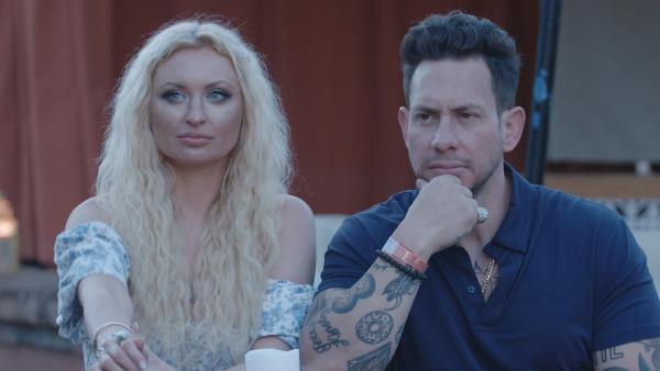 Bild 1 von 1: Natalie Podiakova and Josh Weinstein at group therapy