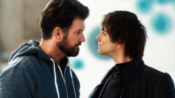 Bild 1 von 4: Sascha (Simon Böer) und Ruprecht (Björn Harras) müssen beweisen, wer von ihnen der wahre Weihnachtsmann ist.