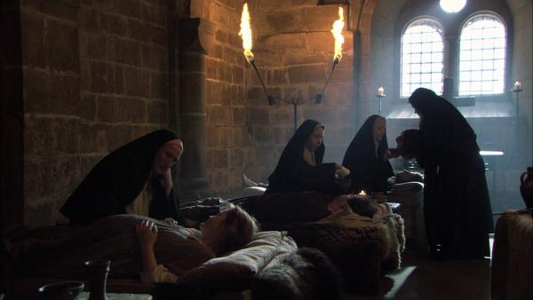 Bild 1 von 14: Das Kloster ist für Frauen (Komparsen) im Mittelalter einer der wenigen Orte, an denen sie nicht heiraten müssen und vor männlicher Willkür halbwegs geschützt sind.