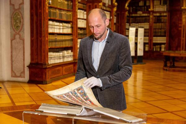 Bild 1 von 10: Im Bild: Archivar Andreas Gamerith von Stift Zwettl.