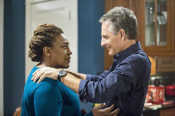 Bild 1 von 13: Ein grausamer Nachahmungsmord birgt Verbindungen zu einem alten Fall von Wade (CCH Pounder, l.), wodurch bei ihr schmerzhafte Erinnerungen geweckt werden. Kann Agent Pride (Scott Bakula, r.) die Gräueltat aufklären?