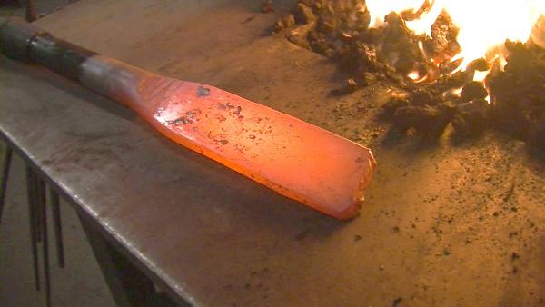 Bild 1 von 3: Der Umgang mit dem sensiblen Material will geübt sein - immerhin soll aus den einstigen Einsatzmaschinen hochwertiger Rohstoff gefertigt werden.