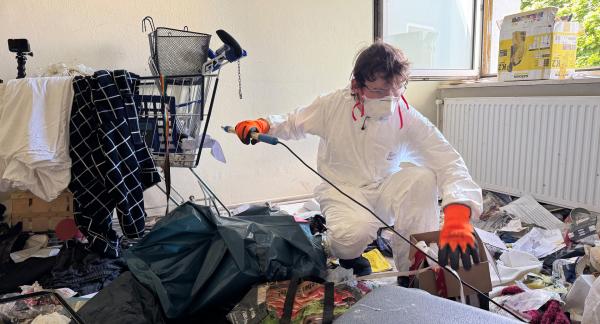 Bild 1 von 4: Zwischen Essensresten, Müll und Fäkalien: Sohn Sam hilft seinen Eltern bei Sonderreinigungen.