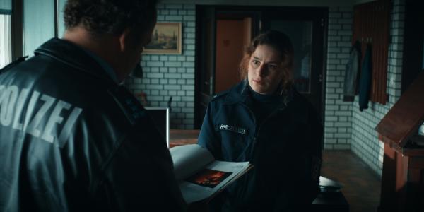 Bild 1 von 4: Tanja (Lou Strenger) ist sicher, dass die Akten über den Brand im alten Hof manipuliert wurden. Werner (Andreas Anke) weist diesen Verdacht natürlich zurück.