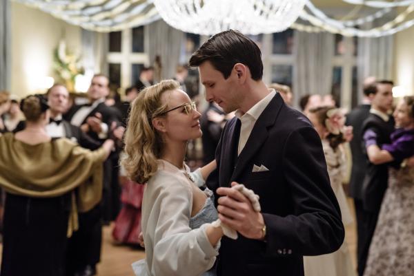 Bild 1 von 13: Monika Schöllack (Sonja Gerhardt) und Joachim Franck (Sabin Tambrea) beim gemeinsamen Walzer auf dem Jahresball der Tanzschule.