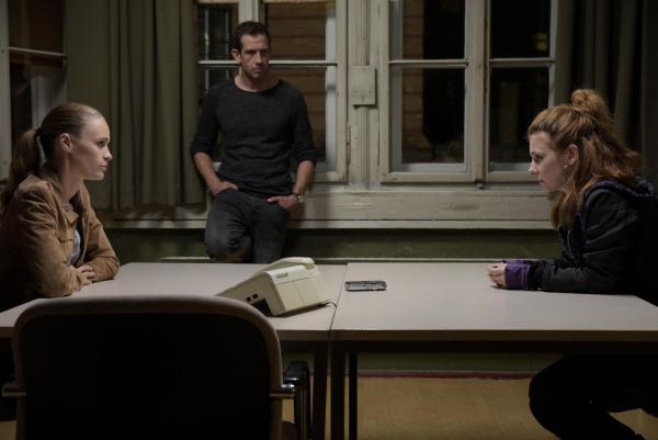 Bild 1 von 7: Gelingt es der eiskalt agierenden Lydia (Josefine Preuß, r.), auch Sarah (Inez Bjßrg David, l.) und Peter (André Szymanski, 2.M.) von ihrer Unschuld zu überzeugen?