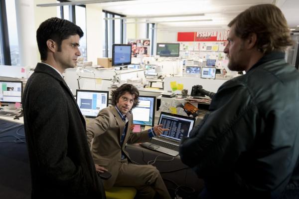 Bild 1 von 20: Schon bald kommt Mick (Henning Baum, r.) und Andreas (Maximilian Grill, l.) der Verdacht, dass der Chefredakteur Lienhardt Kröb (Xaver Hutter, M.) ein Foto von der Toten gemacht hat. Aber hat er sie auch ermordet?