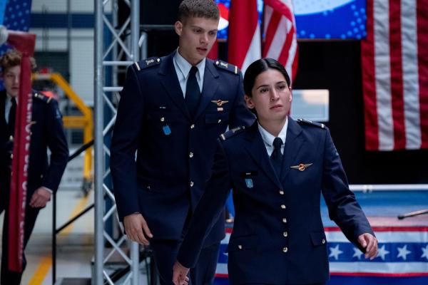 Bild 1 von 5: Leyla Demir (Sinem Kavus) ist wütend auf Rutger de Man (Josha Stradowski). Er hat ihr seine Geschichte nicht anvertraut. Gekränkt läuft sie vor ihm davon.