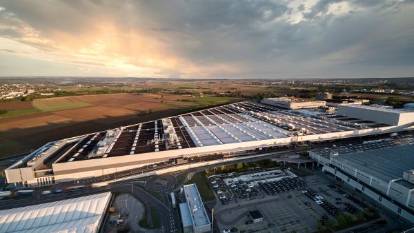 Bild 1 von 2: Die Photovoltaikanlagen sollen das Autowerk mit bis zu 30 Prozent des benötigten Stroms versorgen.