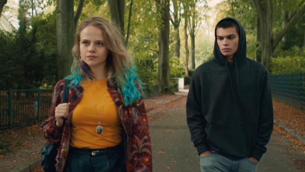 Bild 1 von 38: Lili (Lili Epply) und Jean (Simon Frühwirth) auf dem Weg zu ihr.