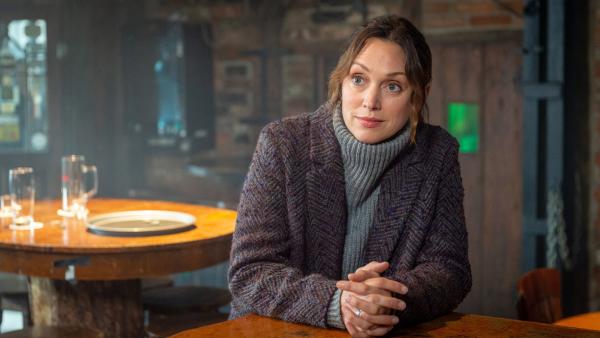 Bild 1 von 7: Kommissarin Joost (Nike Fuhrmann) ermittelt in einer Kneipe. Der Wirt soll die Tote,Nachbarin Ilse Eger, wüst beschimpft haben, weil die sich am Kneipenlärm gestört hat. Hat sich dieser Konflikt nun zugespitzt? Hat Tommy Wacker die Rentnerin umgebracht, um einer Klage zu entgehen?