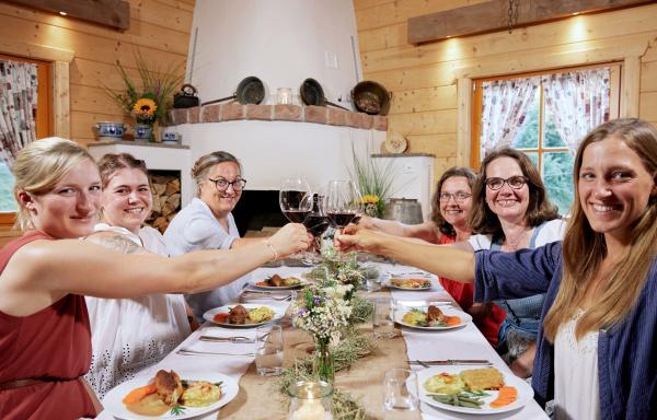 Bild 1 von 6: Die Landfrauen am Dinnertisch: (v.l.n.r.) Barbara Schmitt, Monja Oechsle, Angelika Schimpfle, Andrea Göhring, Veronika Ams, Dorothea John