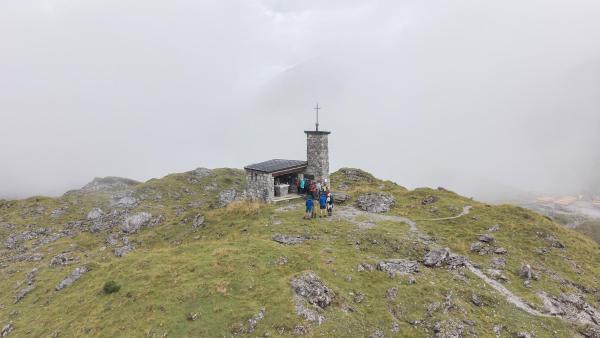 Bild 1 von 12: Im Bild: Wallfahrt der Gemeinde Fügen zur Lamsenjochhütte.