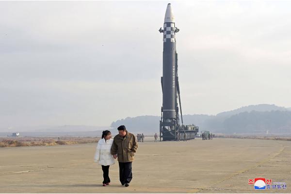Bild 1 von 6: Nordkoreas Staatschef Kim Jong-un inspiziert Ende 2022 gemeinsam mit seiner Tocher Ju-Ae die Interkontinentalrakete Hwasong-17 in Pjönjang. Das kleine ostasiatische Land hat in den letzten Jahrzehnten seine militärische Macht ausgebaut. Das belegen Satellitenbilder.