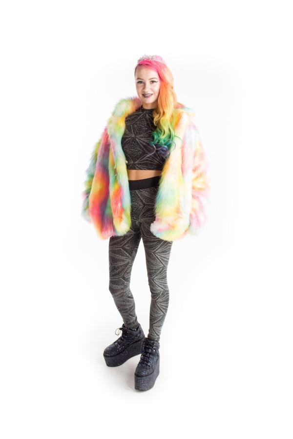 Bild 1 von 3: Der bunte Einhorn-Look von Taylor ist nicht nur schräg, sondern auch teuer und bereitet ihr Probleme, einen Job zu finden. Kann das Styling-Team aus ihr eine schicke Lady machen?