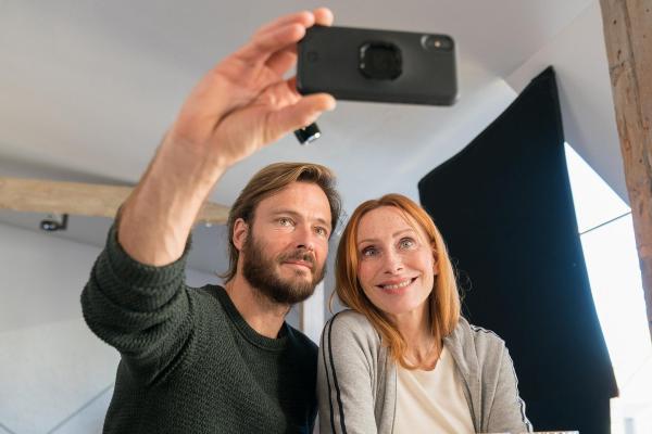 Bild 1 von 1: Im Bild: Mareike (Andrea Sawatzki) und ihr Freund Frank (Andreas Pietschmann) machen ein Selfie.