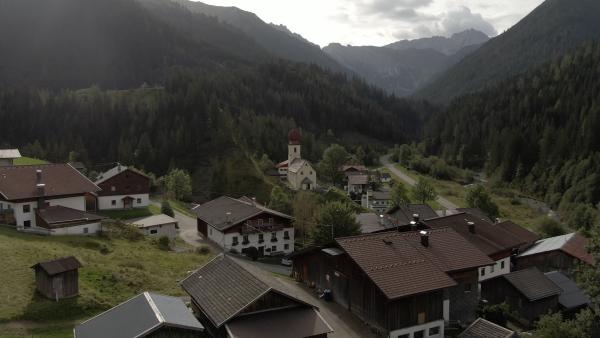 Bild 1 von 11: Landschaftsbild Dorf Namlos während ServusTV's \