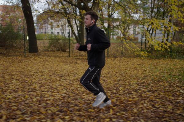 Bild 1 von 13: Liam lebt mit einer Borderline-Persönlichkeitsstörung. Seine Gefühlswelt ist intensiv, manchmal überwältigend. KI nutzt er, um seine Emotionen besser einzuordnen. Die Technologie wird für ihn zum Spiegel, der hilft, Muster zu erkennen. Was für ihn zählt: Die Möglichkeit, jederzeit Fragen zu stellen - ohne Scham, ohne Stigma.