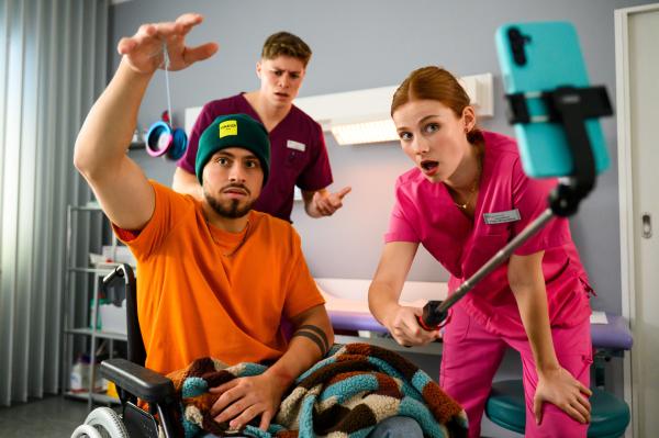 Bild 1 von 2: Amirs (Angelo Alabiso, l.) Jo-Jo-Challenge sorgt für Wirbel bei Frida (Johanna Hens, r.) und Ivo (Oscar Nadermann, M.).