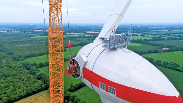 Bild 1 von 3: Millimeterarbeit in der Luft - kann der Kranarm bei der Unternehmung zentimetergenau manövriert werden?
