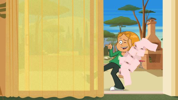 Bild 1 von 3: Marine stört den gemütlichen Fernsehabend von Wendy und Max.