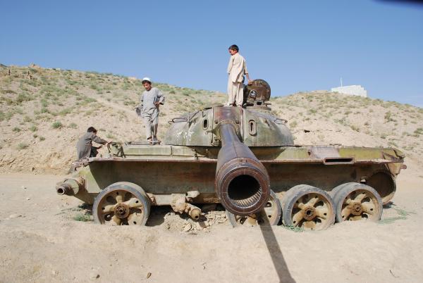 Bild 1 von 3: Nach dem Zweiten Afghanistan-Krieg blieben neben Minen auch schwere Waffen, wie Panzer oder Artilleriegeschütze in Afghanistan zurück.