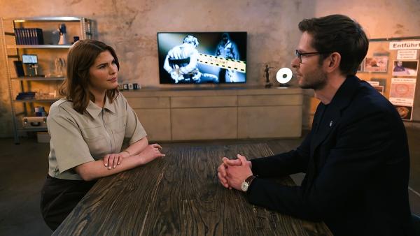 Bild 1 von 3: Helene Reiner bespricht mit Fabian Puchelt vom LKA Bayern Entführungsfälle, die Geschichte machten.