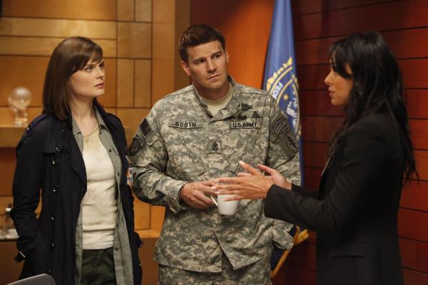 Bild 1 von 11: (v.l.n.r.) Temperance Brennan (Emily Deschanel); Seeley Booth (David Boreanaz); Camille Saroyan (Tamara Taylor)