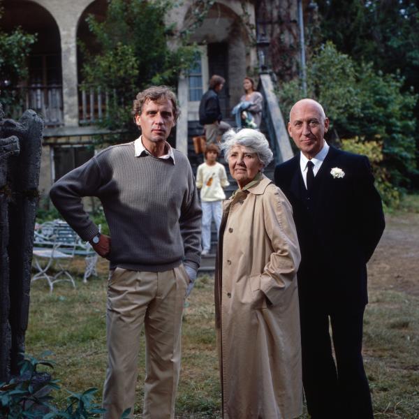 Bild 1 von 1: Olivers Vater (Robert Atzorn, l.) erkennt seinen Sohn nicht wieder. Auch Großmutter Louise Maass (Jane Tilden, M.) und Eickelberg (Karl Lieffen, r.) erkennen die Gefahr. Denn mit jeder Benutzung verändert die mystische Geige einen.