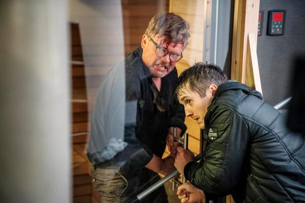 Bild 1 von 25: Im Bild (v.li.): Justus von Dohnányi (Carsten Spanger), Felix Kreutzer (Mike).