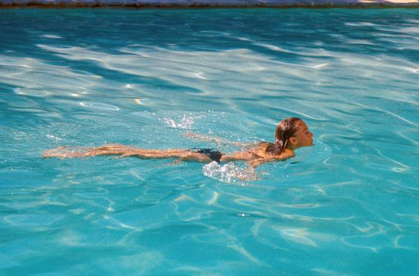 Bild 1 von 7: Marianne (Romy Schneider) geht im Pool der Luxusvilla schwimmen. Noch scheint alles so unbeschwert ...
