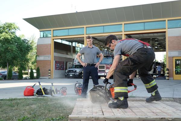 Bild 1 von 9: (l-r) Jesse Spencer as Matthew Casey, Steve McQueen as Jimmy -- (Photo by: Elizabeth Morris/NBC)