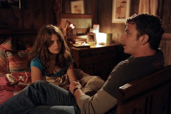 Bild 1 von 1: Der Bergdoktor Martin (Hans Sigl) tröstet Lilli (Ronja Forcher), die wissen will, ob ihr Vater wieder gesund wird.