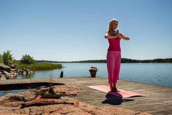 Bild 1 von 15: Esther Carlson (Franziska Schlattner) genießt die Stille beim Yoga am Steg.