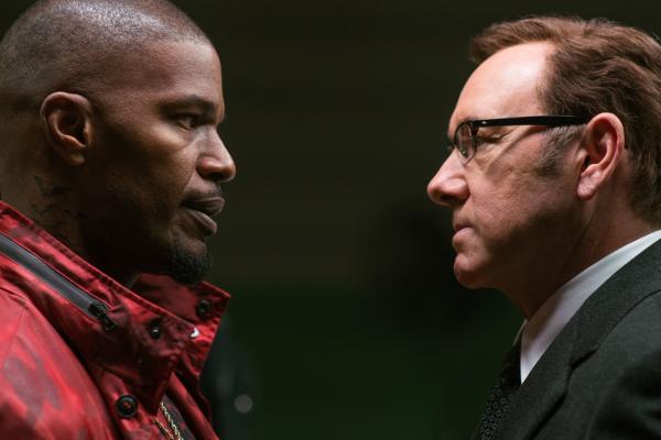 Bild 1 von 5: Doc (KEVIN SPACEY) has a word with Bats (JAMIE FOXX) in TriStar Pictures' BABY DRIVER.