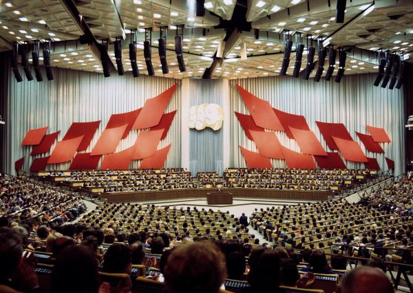 Bild 1 von 4: Beim Parteitag der Staatspartei SED 1976 inszeniert sich die DDR als starkes Land - doch geheime Meinungsumfragen zeigen der Führung, dass viele das ganz anders sehen.