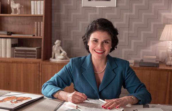 Bild 1 von 15: Katharina Wackernagel als Verlegerin Aenne Burda in ihrem Büro in Offenburg.