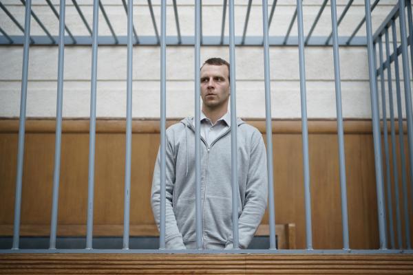 Bild 1 von 8: Lukasz (Julian ?wie?ewski) nimmt im Gerichtssaal das Urteil entgegen.
