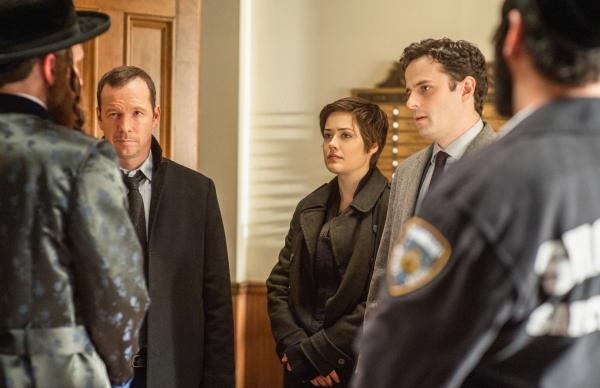 Bild 1 von 10: Merken, dass die Nachforschungen schwierig sind, wenn die komplette Gruppe Betroffener schweigen will: Danny (Donnie Wahlberg, l.), Candice (Megan Boone, M.) und Wolf Landsman (Luke Kirby, r.) ...