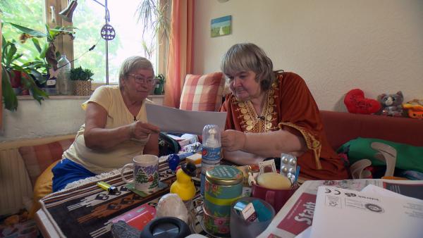 Bild 1 von 3: Dagmar (59, re.) bekommt Besuch von Elke (69). Diese ist auf der Suche nach einer barrierefreien Wohnung und erhofft sich Unterstützung von ihrer Freundin.