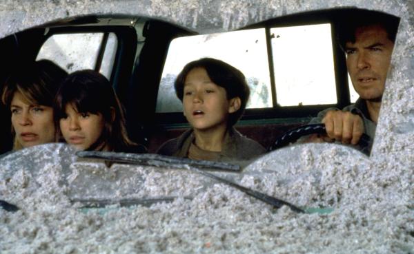 Bild 1 von 14: Noch bevor der Ort Dante's Peak evakuiert werden kann, bricht der Vulkan aus. Zusammen mit der Bürgermeisterin Rachel Wando (Linda Hamilton, l.) versucht Harry (Pierce Brosnan, r.), ihre beiden Kinder Graham (Jeremy Foley, 2.v.r.) und Lauren (Jamie Renée Smith, 2.v.l.) zu retten.