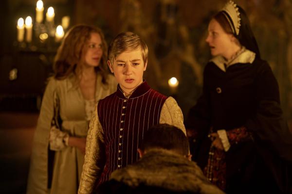 Bild 1 von 9: (v.l.n.r.) Elizabeth Tudor (Alicia von Rittberg); Edward VI. (Oliver Zetterström); Mary Tudor (Romola Garai)
