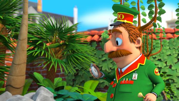 Bild 1 von 4: Zoodirektor Herr Timmer wartet ungeduldig auf die Ankunft der Tiere.