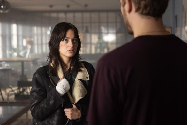 Bild 1 von 10: Delia (Céline Buckens, l.) kehrt angeschlagen von ihrer  Recherchereise nach Budapest zurück. Aaron (Felix Mayr, r.) kümmert sich um sie.