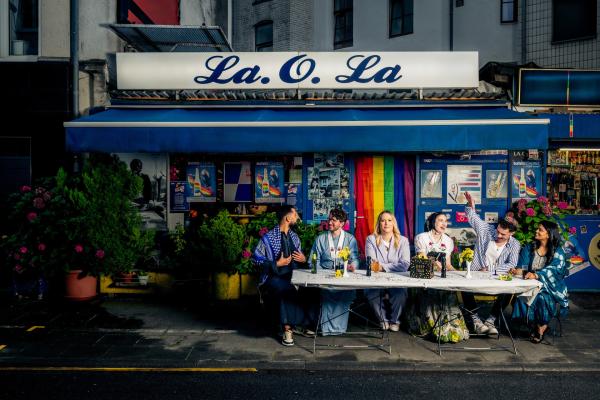 Bild 1 von 4: Alle Wege führen zu Atheistin Josi nach Köln. Kölsch in der Hand, ehrliche Worte auf dem Tisch. Bietet Freundschaft genügend Raum für Nähe und Distanz? Vielleicht muss man gar nicht denselben Glauben teilen - nur denselben Tisch.